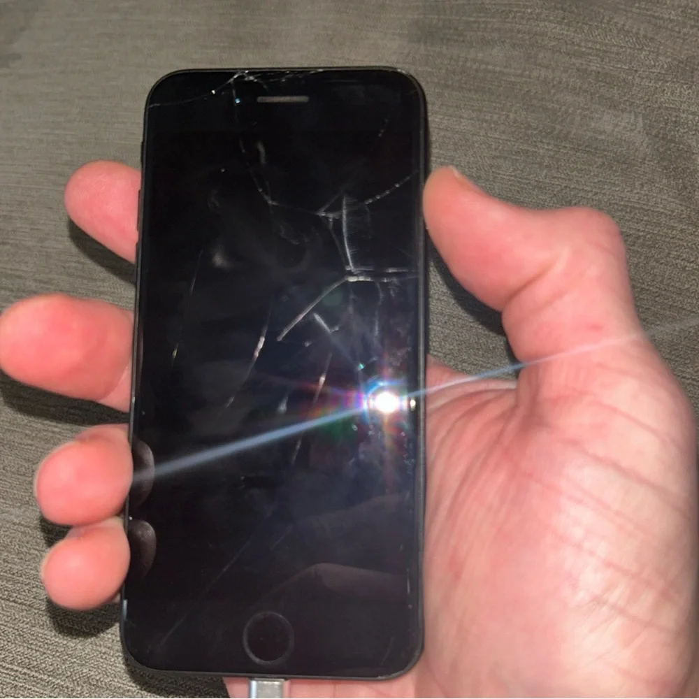 Black Smartphone with Cracked Screen IPHONE 7 32 GB all else works